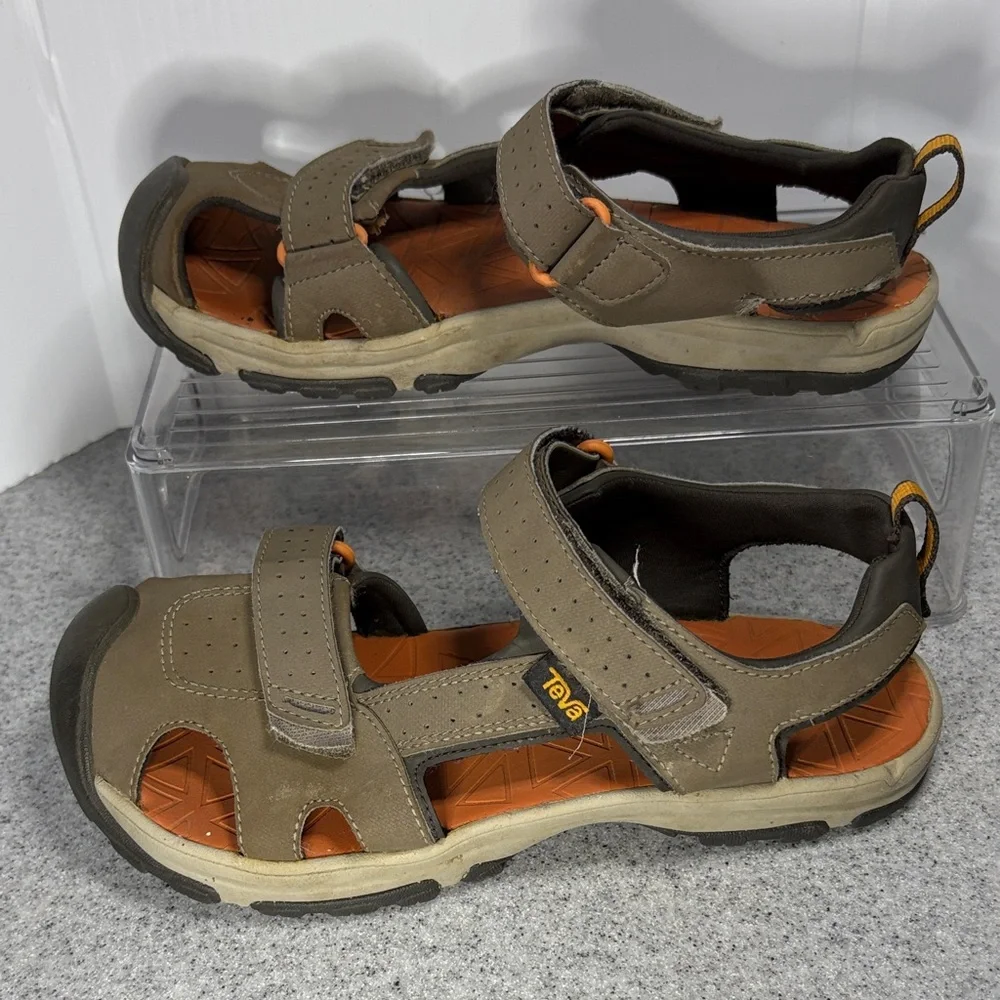 Teva Kids' Tan and‎ Orange Sandals size 4. Fc2